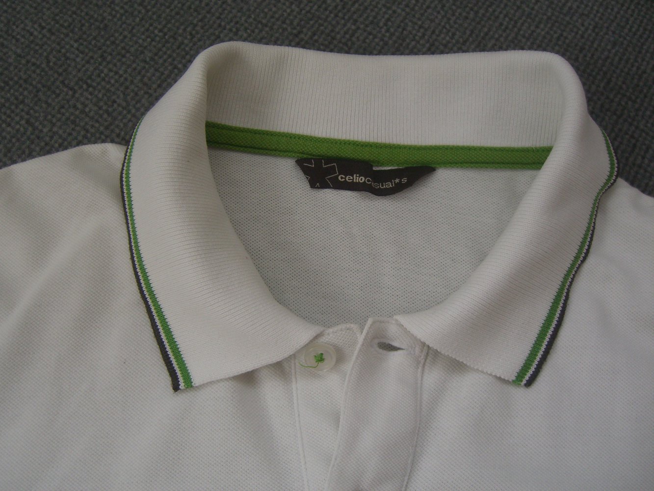 Weißes Poloshirt