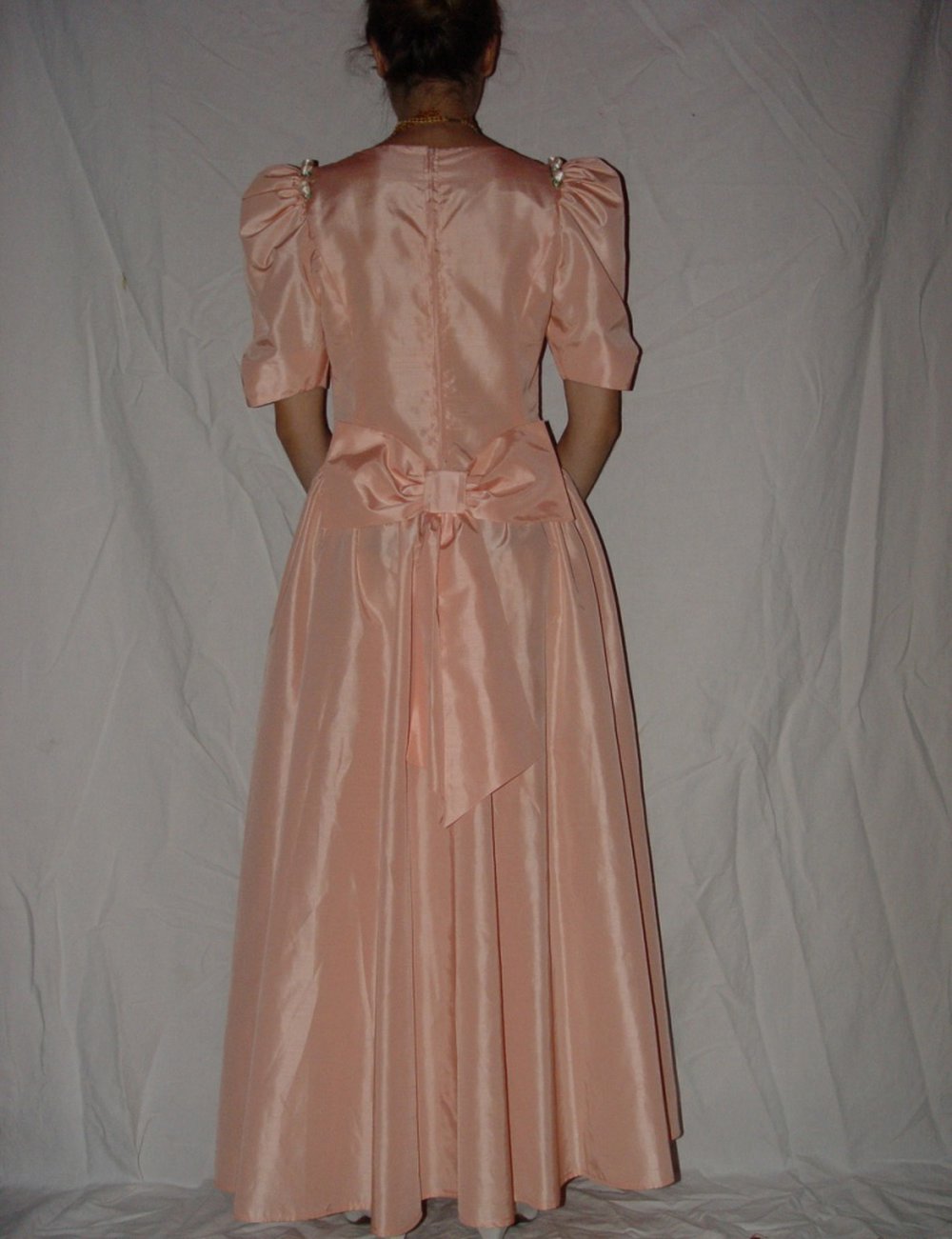 Ballkleid nude rosé lang schimmernd Puffärmel Schleife zauberhaft romatisch schön elegant Rosen Prinzessin Fee Kostüm glänzend historisch Tanzkleid