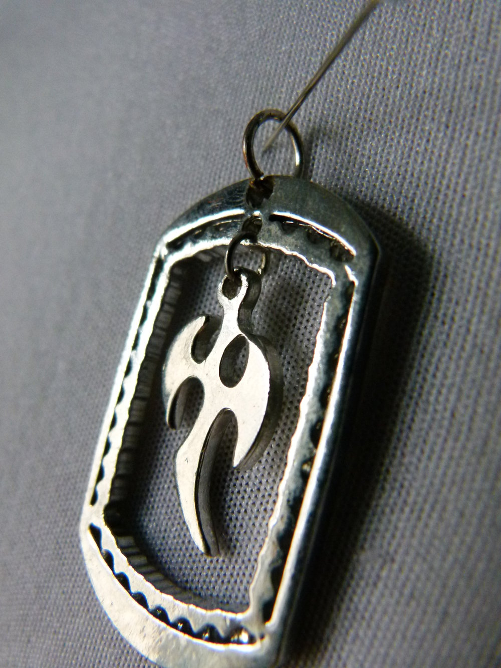 Tag Anhänger, silberfarbenes Metall mit Tribalmotiv, Modeschmuck, Gothic Boho Festival  Larp Goa Ethno