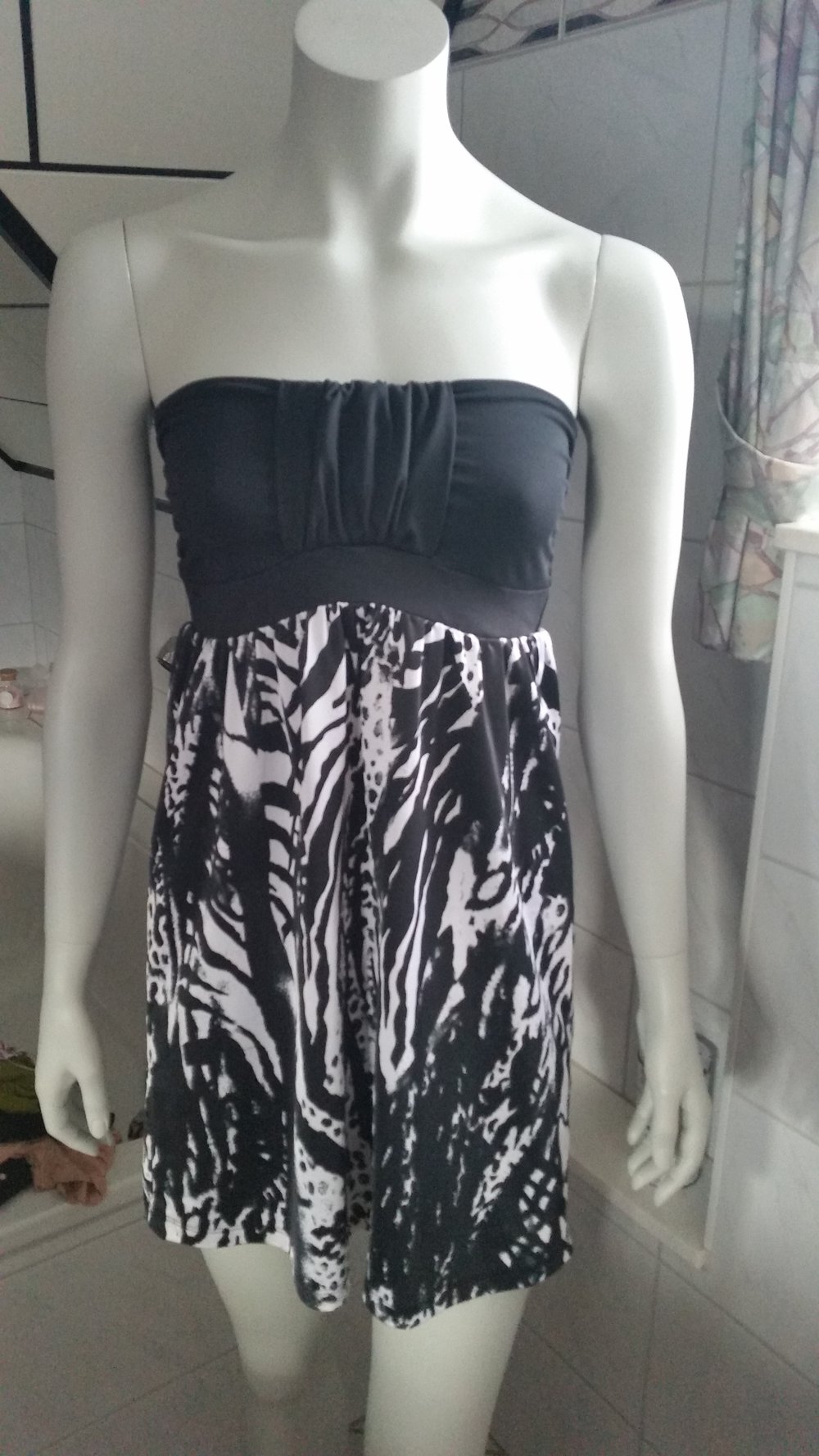 Schwarz / weißes Bandeau Kleid