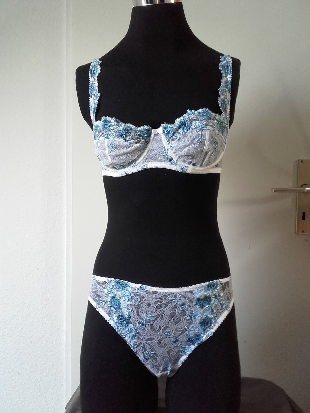 Magali, blau weiß durchsichtiig, slip 40 BH 75C