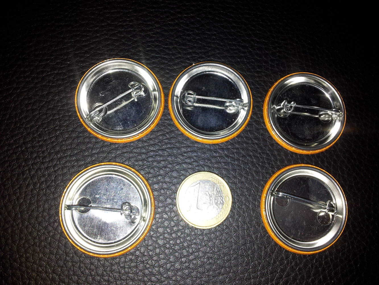 Modeschmuck Buttons Broschen Orange Sprüche