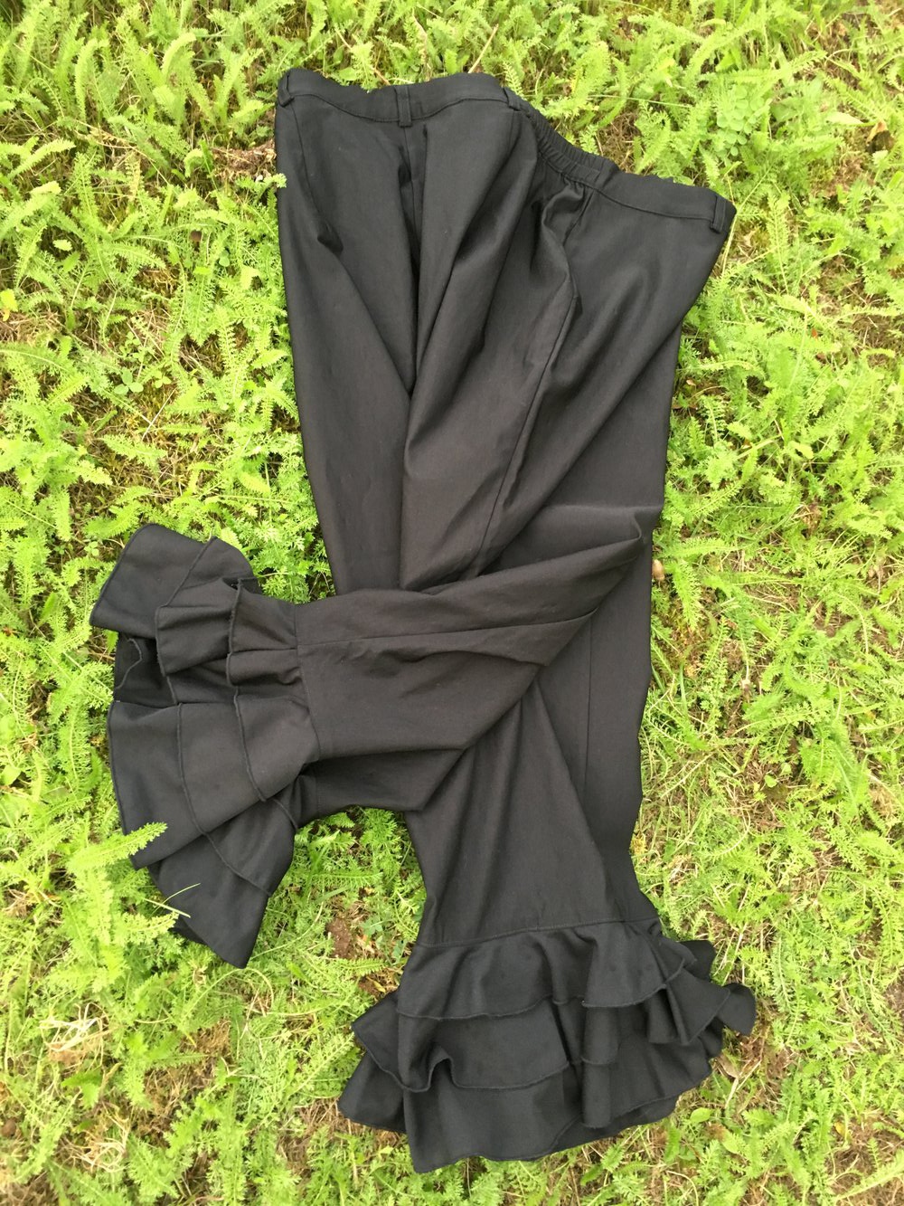 Gerade geschnittene Hose mit Rüschen am Saum 