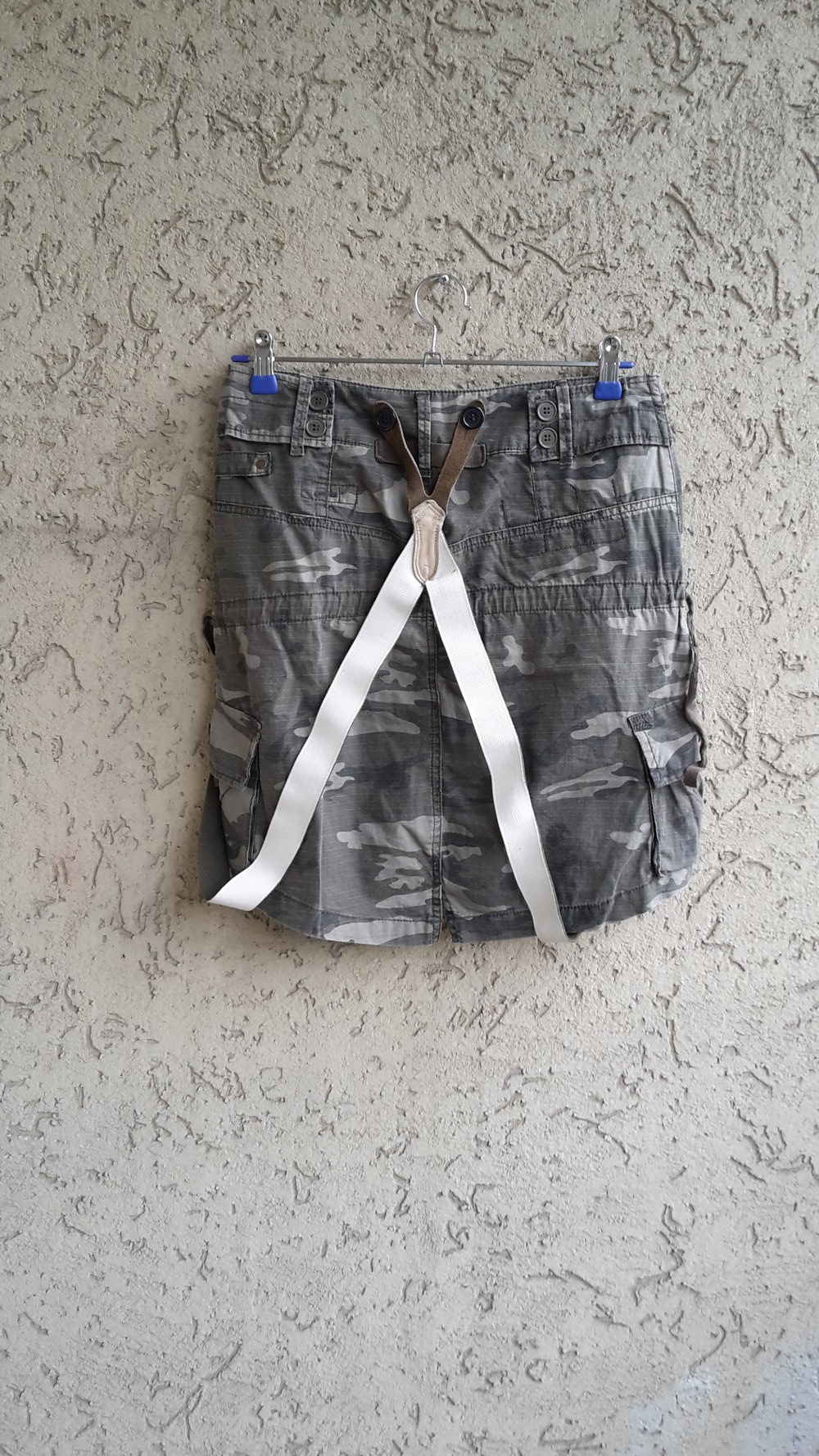Rock mit Hosenträgern