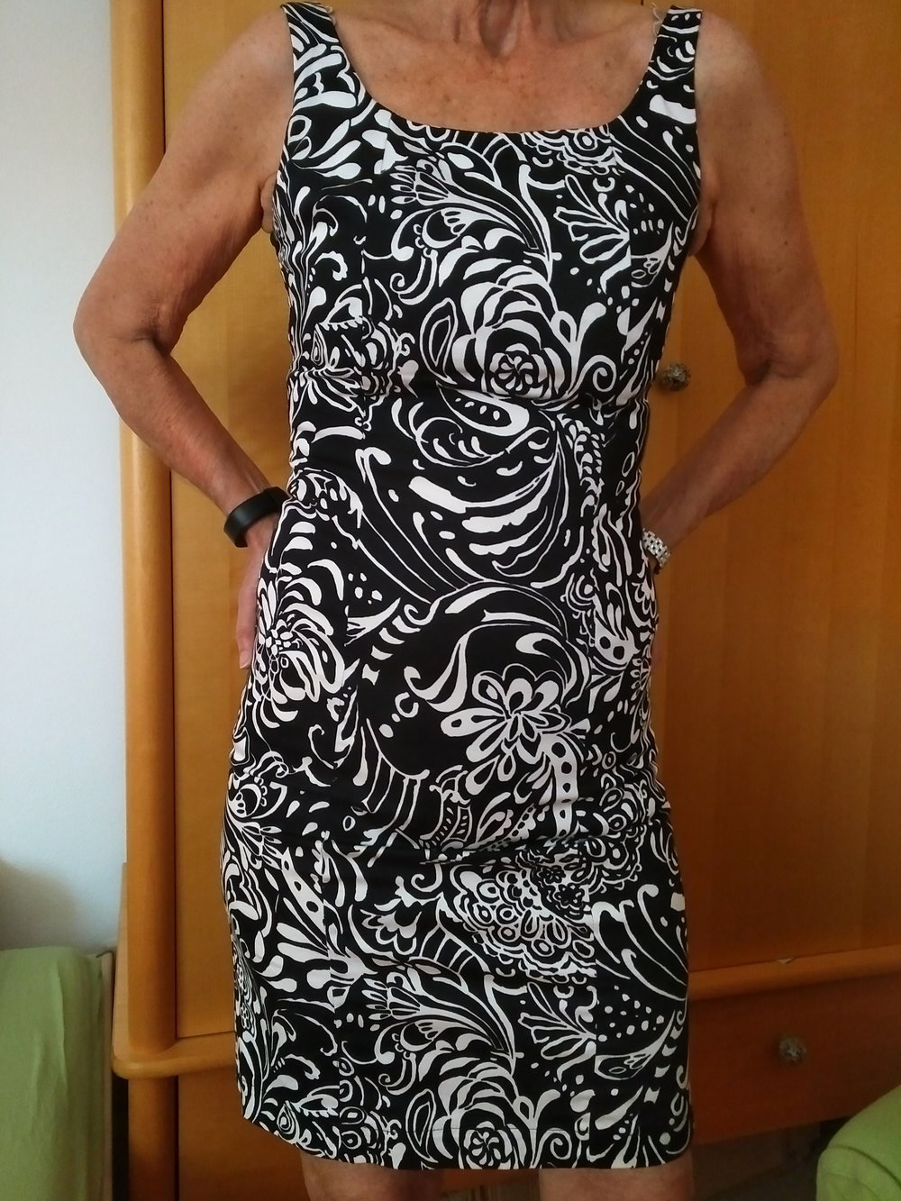 NEU Schwarz-weißes Sommerkleid mit Blumenmuster aus Italien