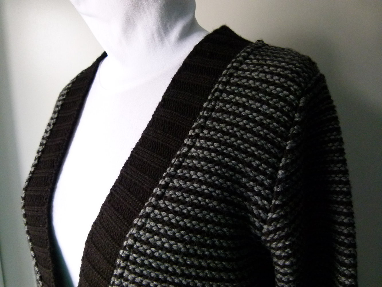 Lange Strickjacke Jacke Cardigan, schwarz grau mit Streifen, Boho Mori Lagenlook Winter Herbst Knitwear