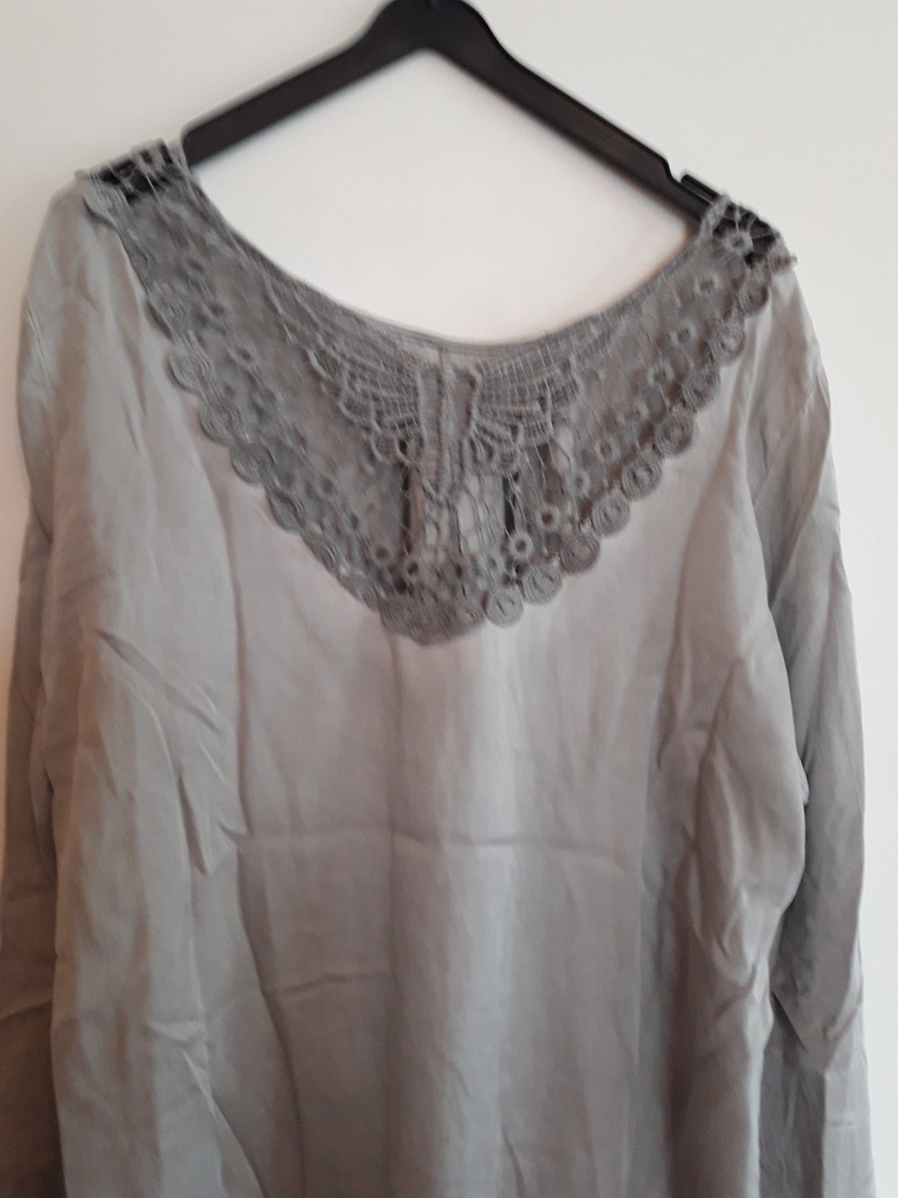 Bluse mit Rückenausschnitt grau Spitze Häkel