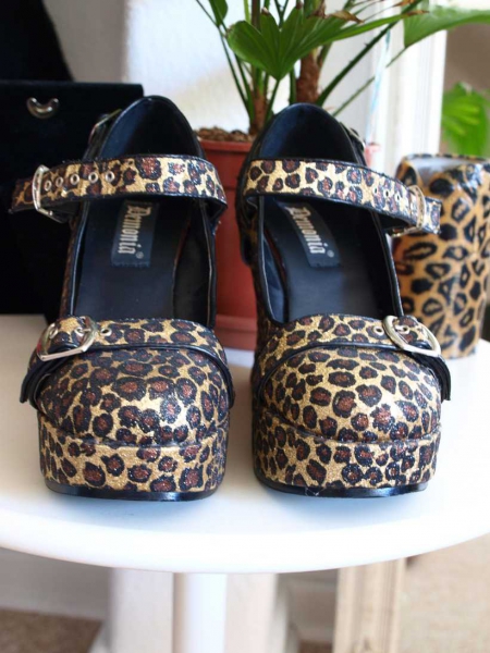 Wedges mit schimmerndem Leomuster
