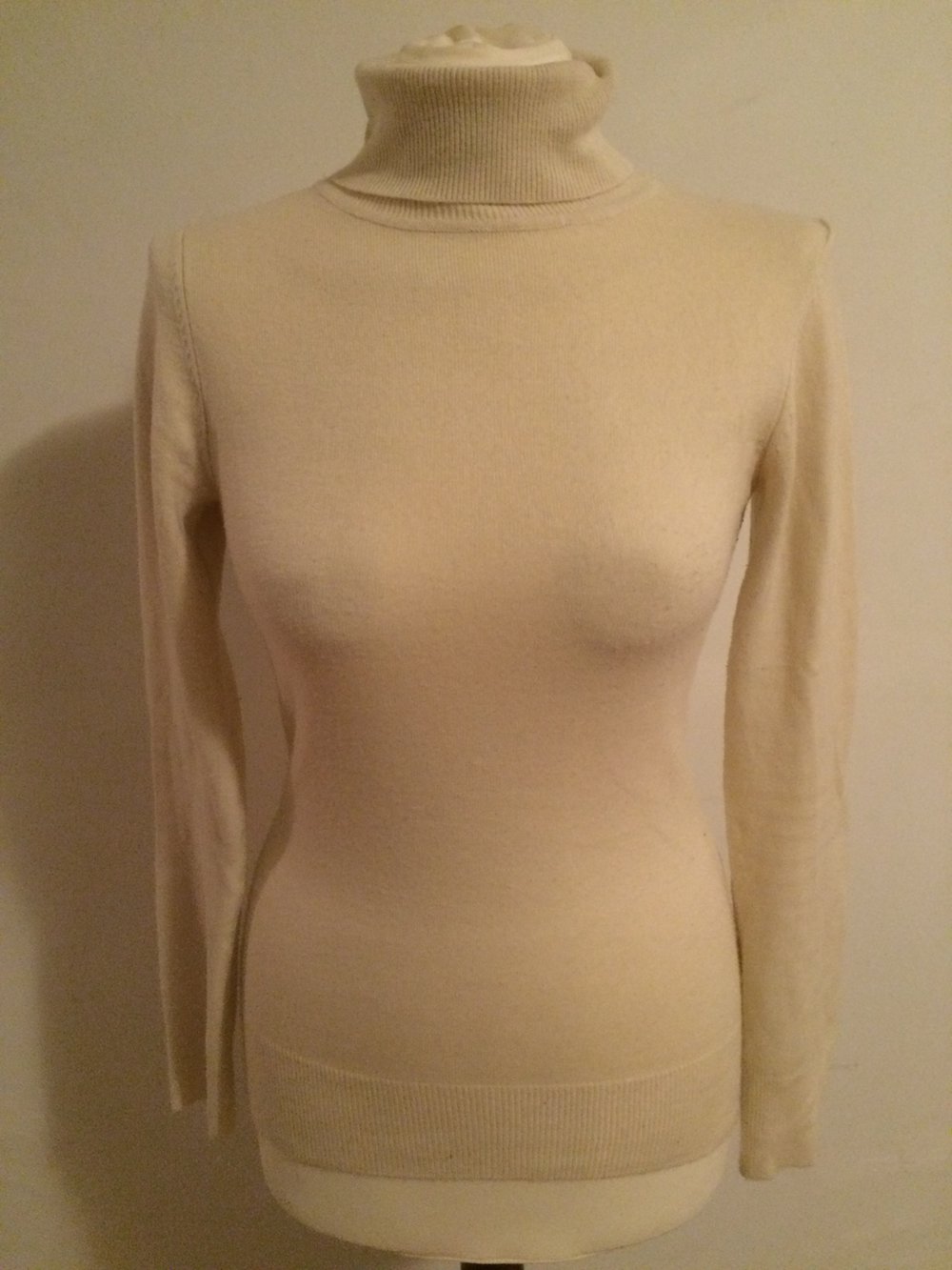 Rollkragenpulli beige weiß