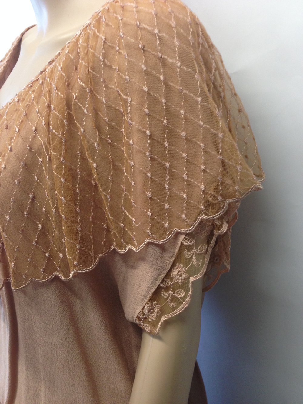 Kostüm * Bluse und langer Rock mit Spitzen * Farbe Cognac Haselnuss