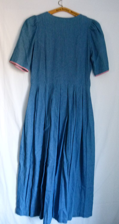 Jeanskleid Trachten Kleid, blau mit Blümchen Stickerei, Folklore Boho Mori Landhaus Hippie Floral Retro Vintage Cottagecore