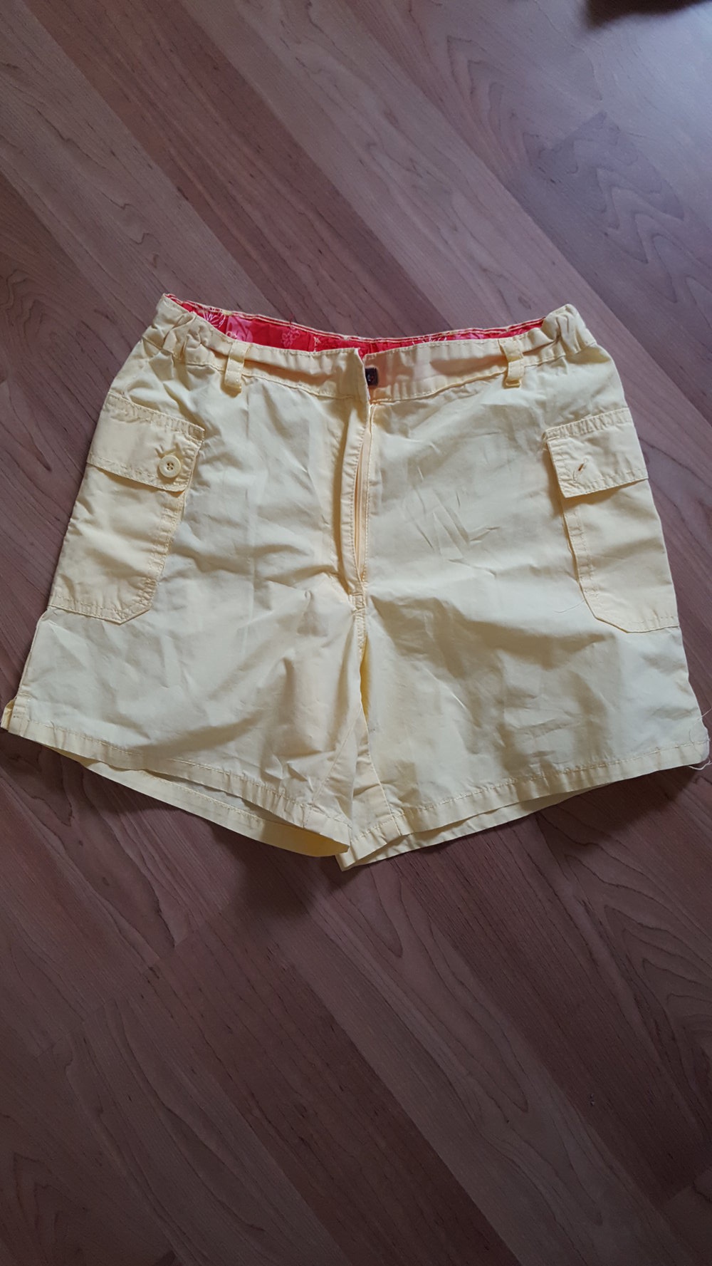 kurze gelbe Hose