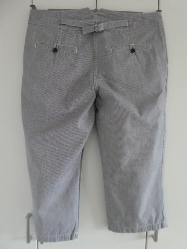 NEU – H&M - Damen 3/4-Hose, dunkelblau-weiß fein gestreift