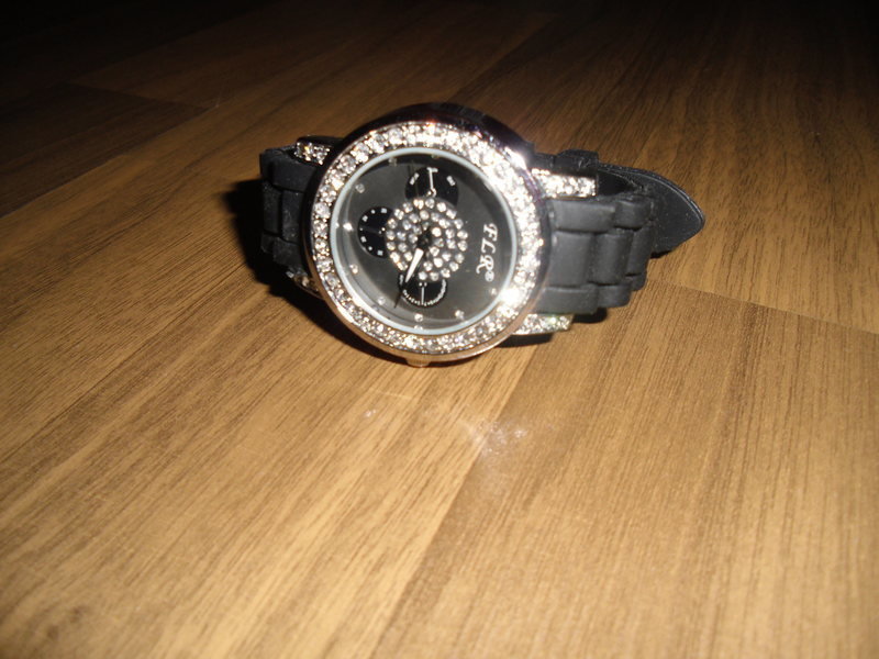 Schwarze Uhr mit Strasssteinen
