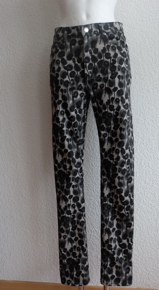 Cheap Monday, Second Skin Jeans, Slim fit Röhrenjeans, 5-Pocket-Style, Schwarz Graue Blumen Print 