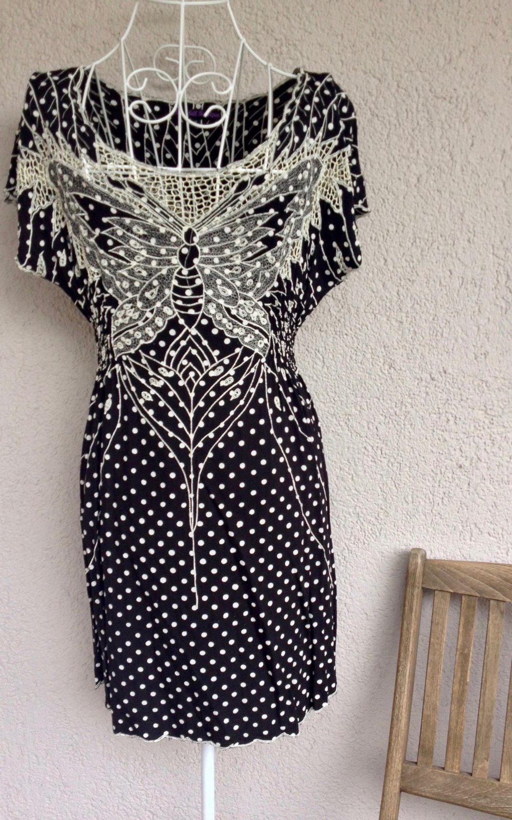 Sehr schönes Kleid mit Pünktchen, Schmetterlingsmuster und Cut Outs von der Sugarhill Boutique