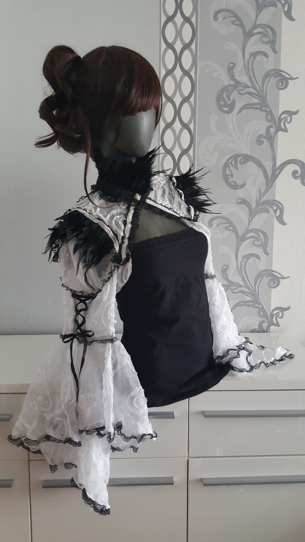 VERKAUFT an Mona - Gothic Bolero in Weiß mit Federn Perle Spitzen Cosplay Uni