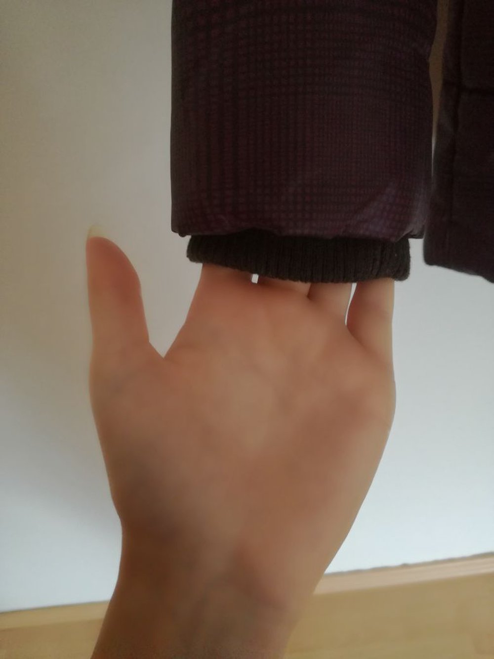 Burgund rote Winterjacke mit großem Kragen  und Gürtel
