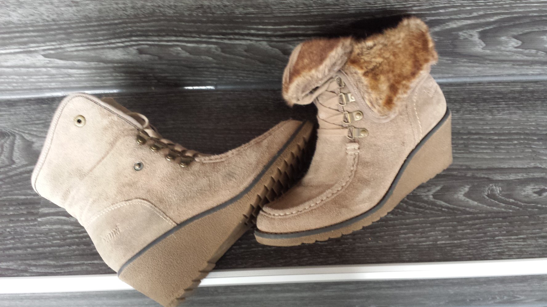 Beigefarbener Wedges mit Fell in Größe 40
