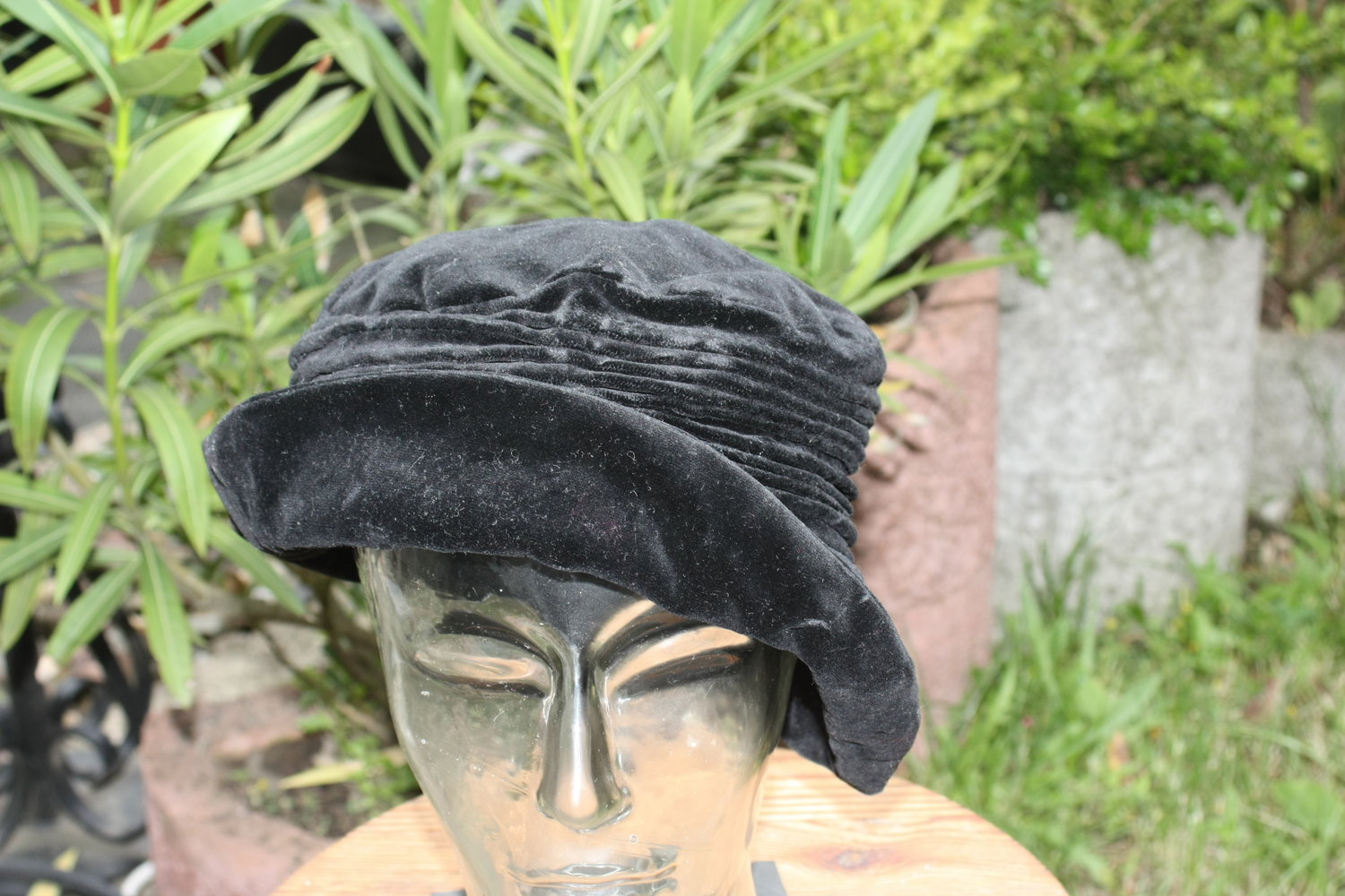 Schöne geraffte Mütze aus Samt (Innenfutter Polyester) von Hat Company