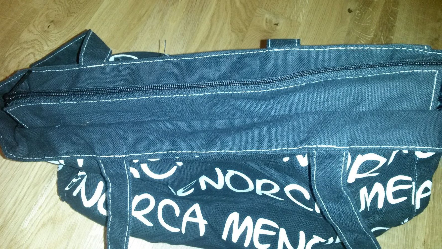 Schultertasche schwarz mit Aufschrift 