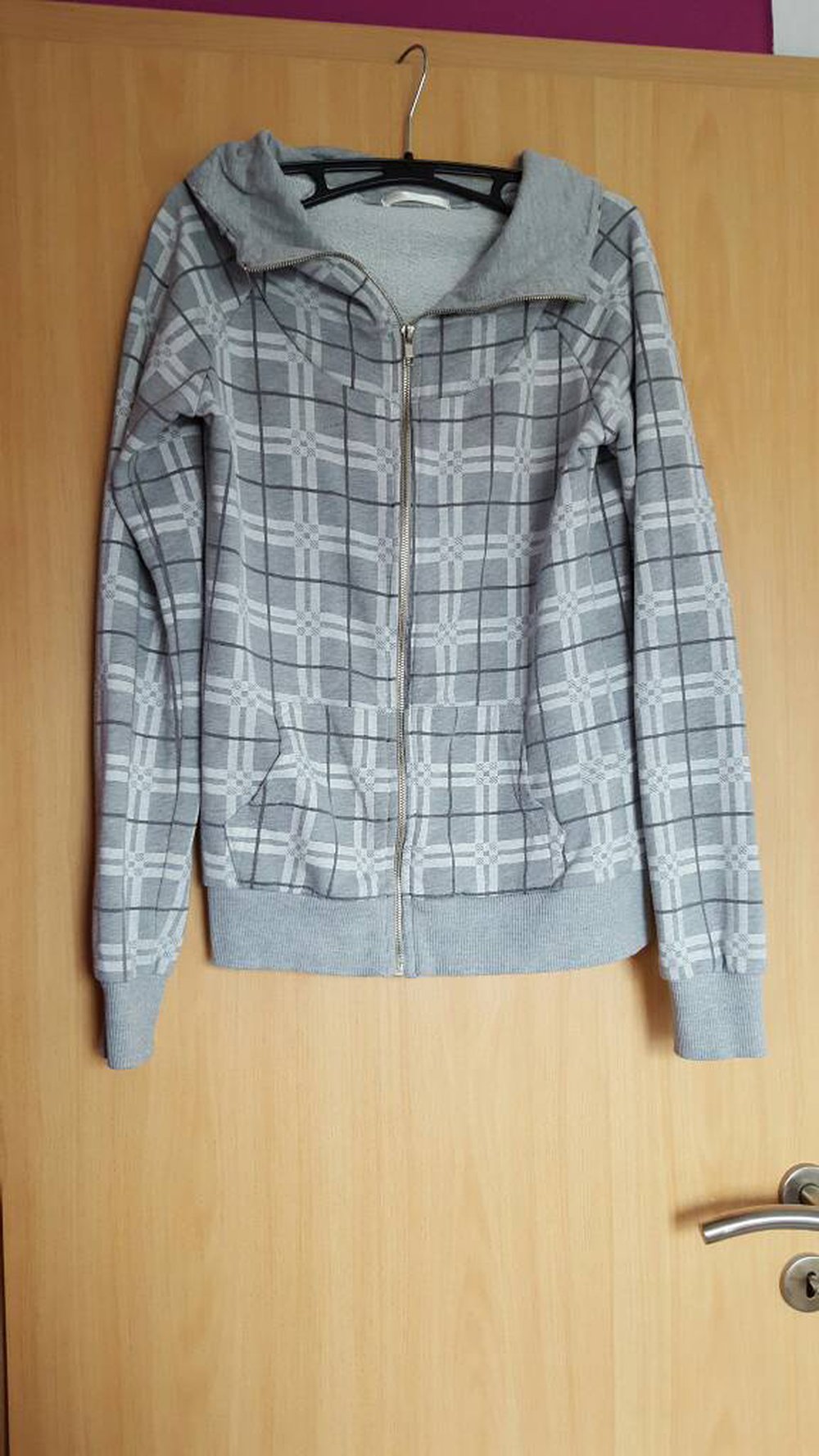 grau karierte Jacke