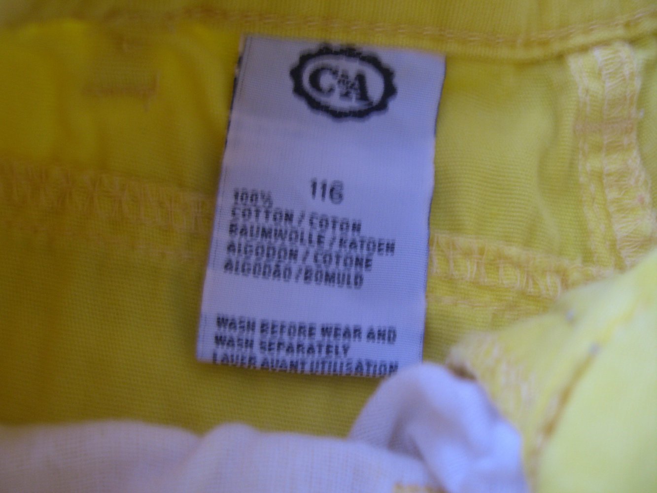 Gelbe Shorts