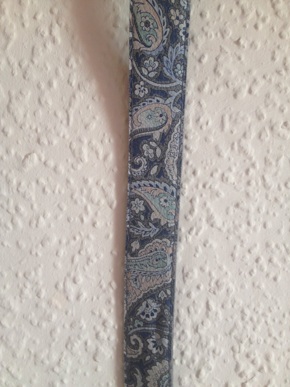 blaugemusterter Gürtel