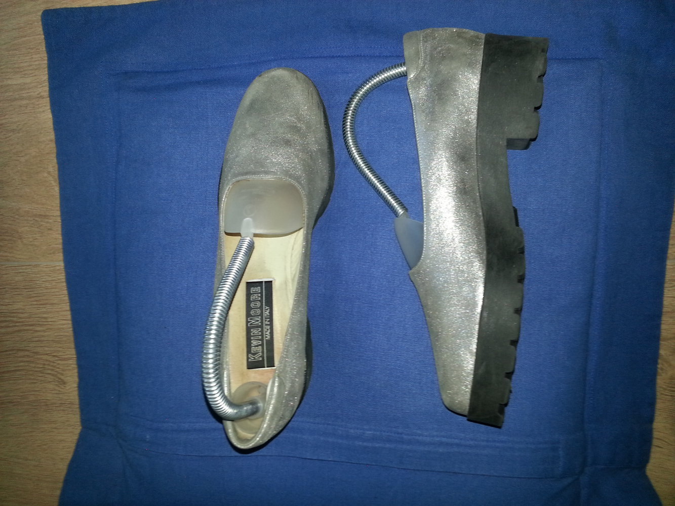 Silberfarbene Schuhe von Kevin Moore (Made in Italy)