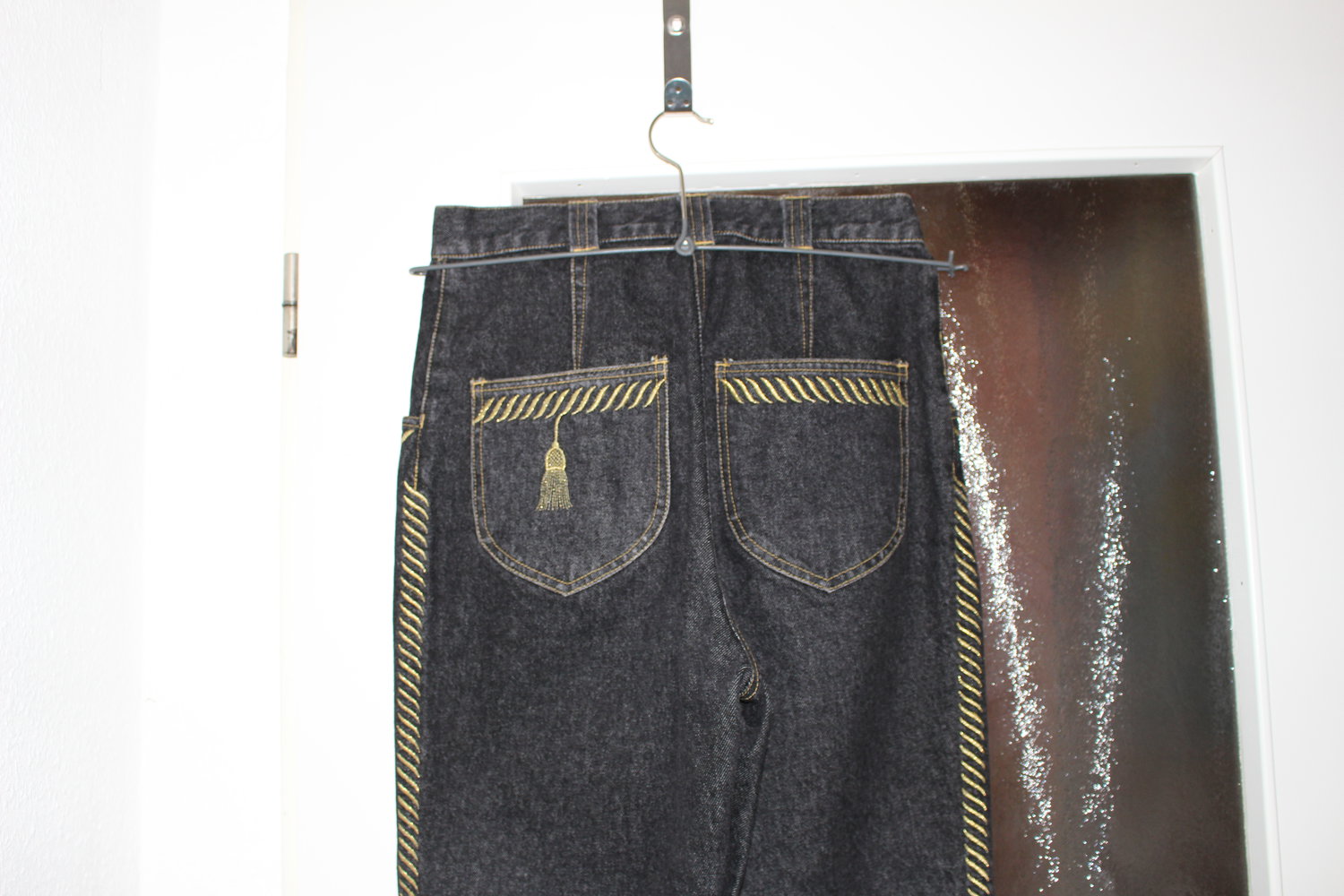 65. Schwarze Jeans mit Goldstickerei, Gr. 38