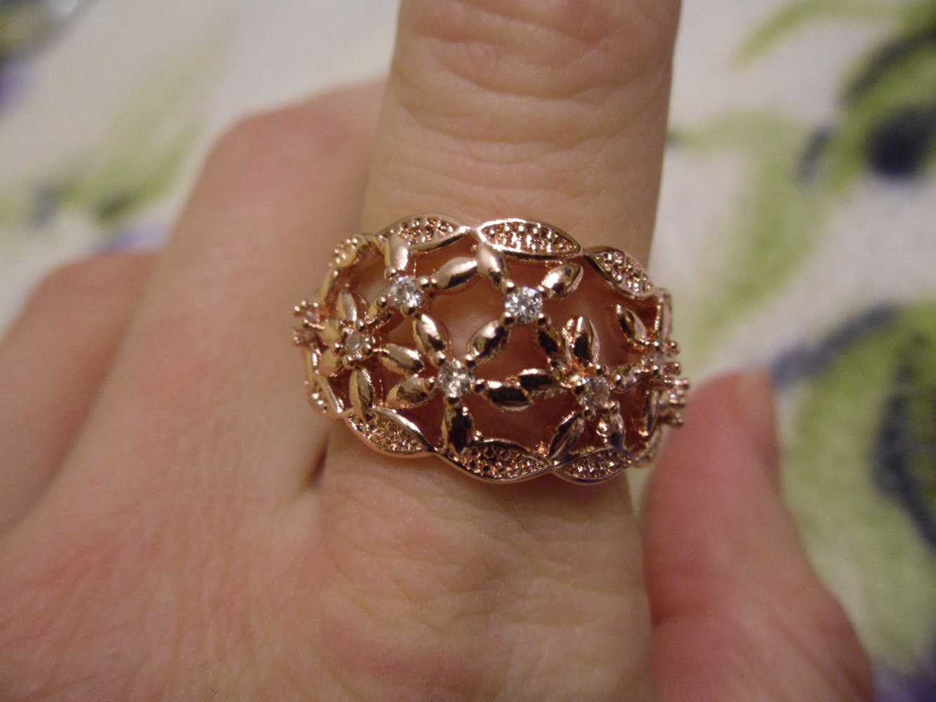 Rose`goldener Ring mit Blumenmuster