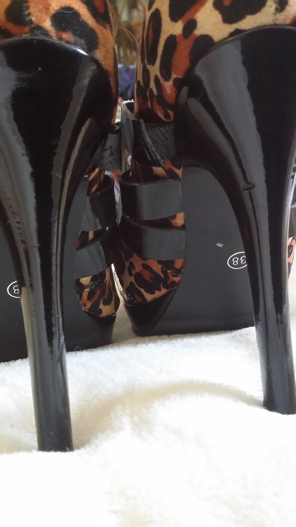 Highheels-Peeptoes in Leoprint und schwarzem Lack