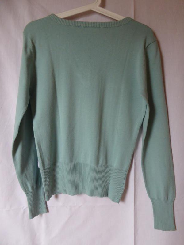 Hellblauer Pullover mit besonderem V-Ausschnitt von Madonna