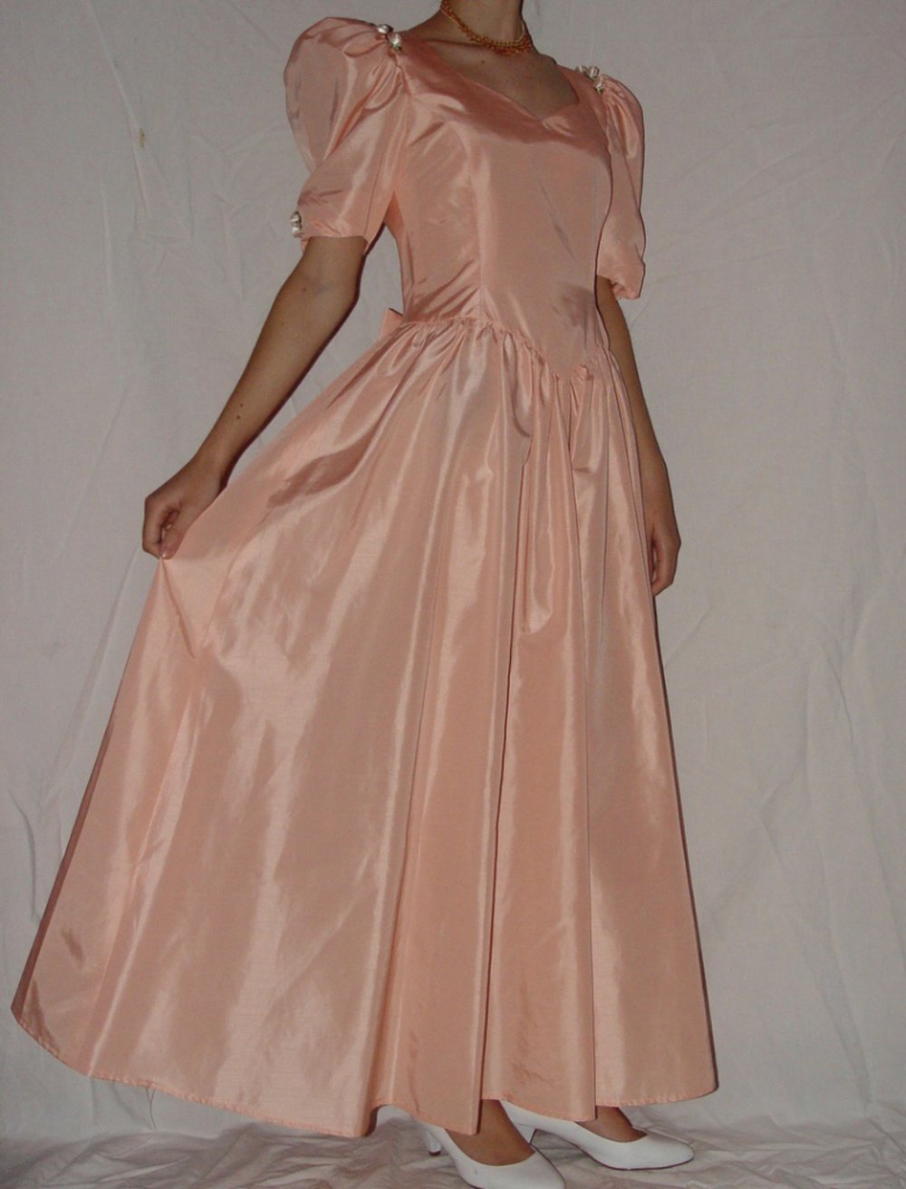 Ballkleid nude rosé lang schimmernd Puffärmel Schleife zauberhaft romatisch schön elegant Rosen Prinzessin Fee Kostüm glänzend historisch Tanzkleid