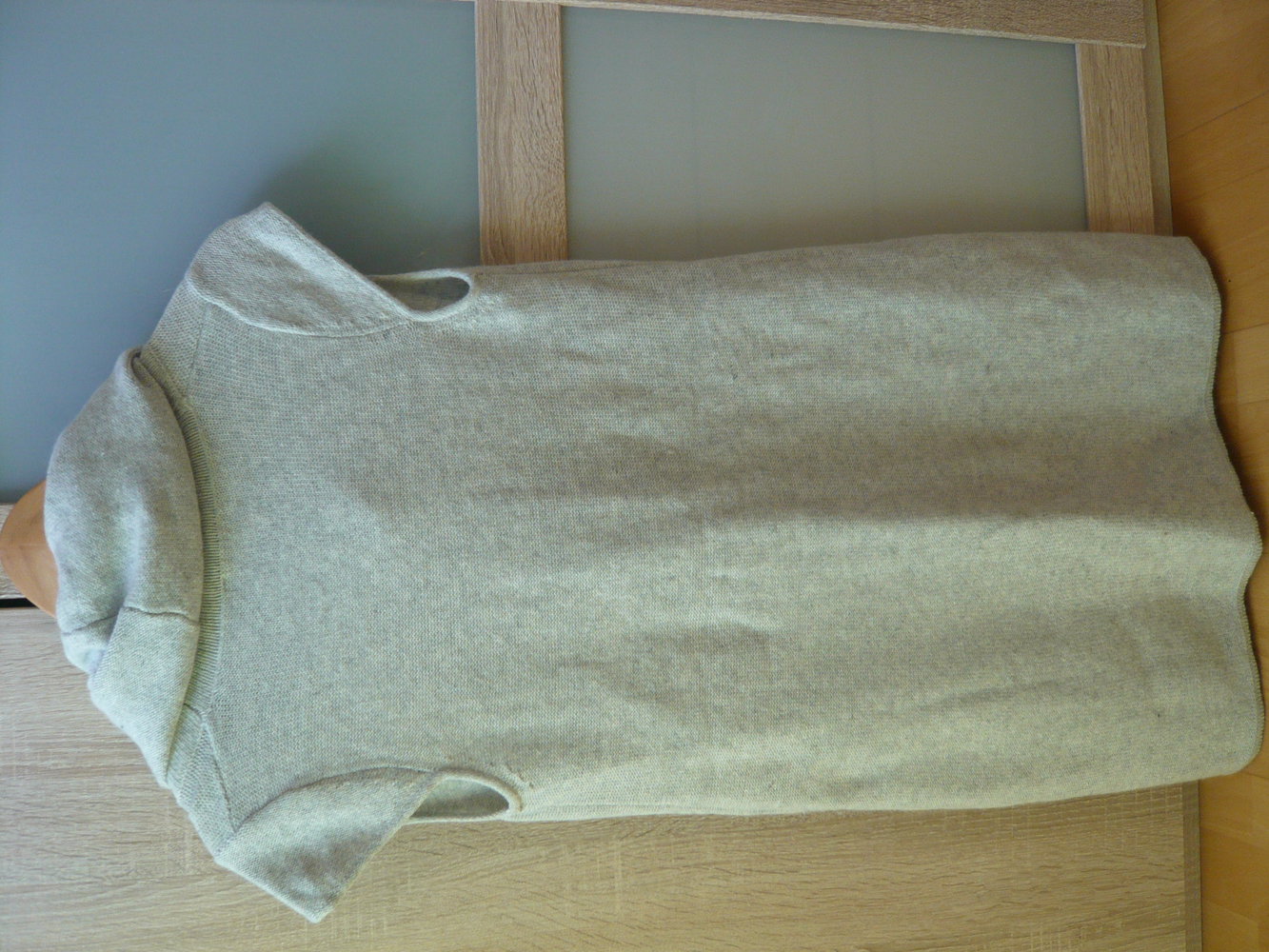 graues Strickkleid
