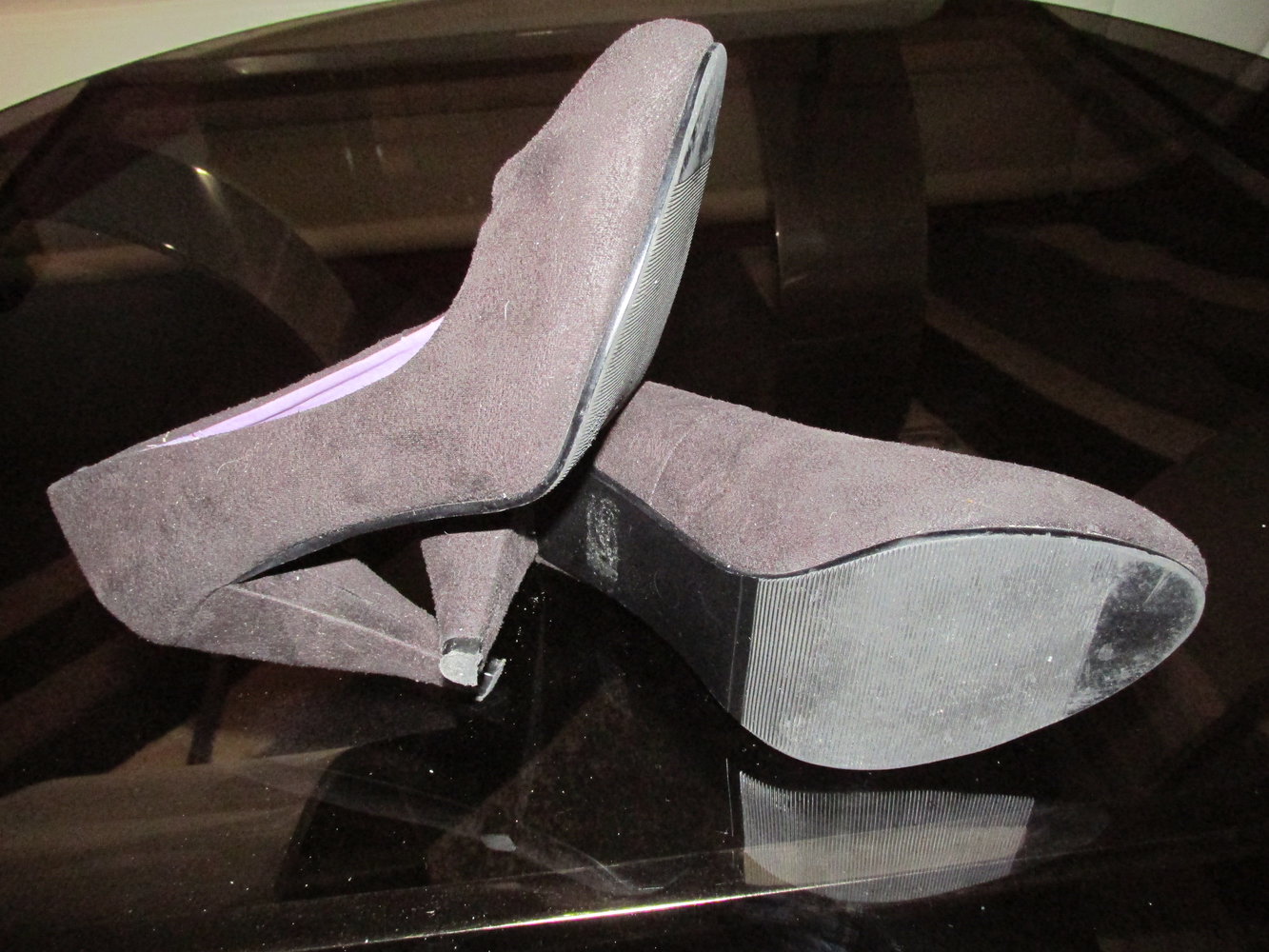 Top!!! Schwarze Velourpumps, ca. 9 bis 10 cm Absatz, innen lila, Gr. 38