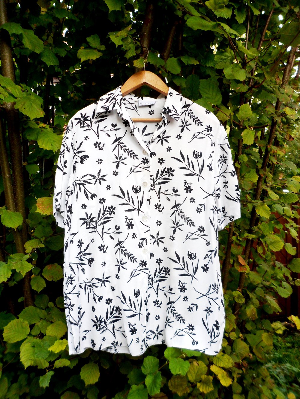 Weiße Bluse Schwarzer Blumenprint