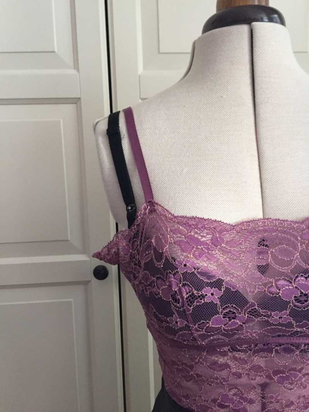 Bustier / Bralet aus lila Spitze