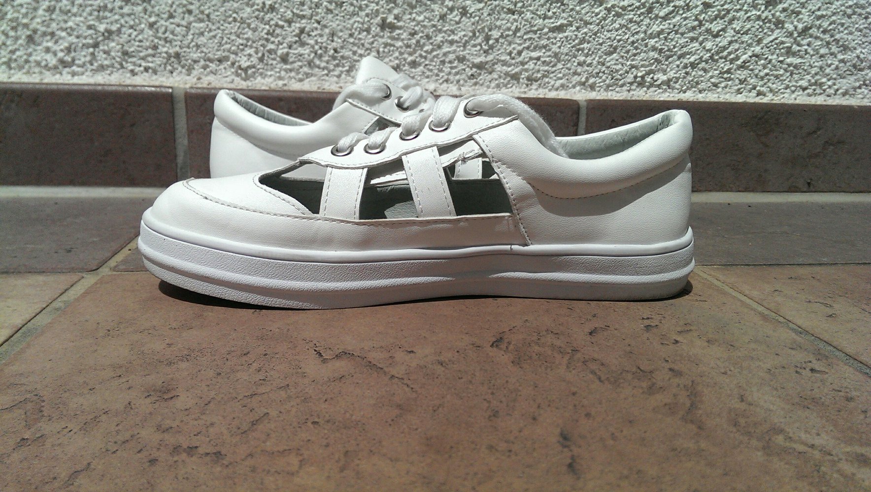 Coole weiße Schuhe mit Cutouts