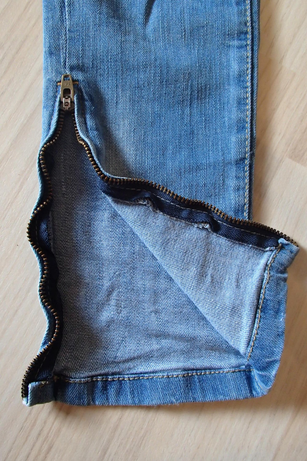 Destroyed Jeans mit 3 Knöpfen 