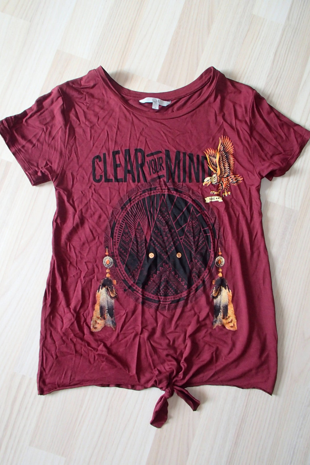 Bordeauxrotes T-shirt