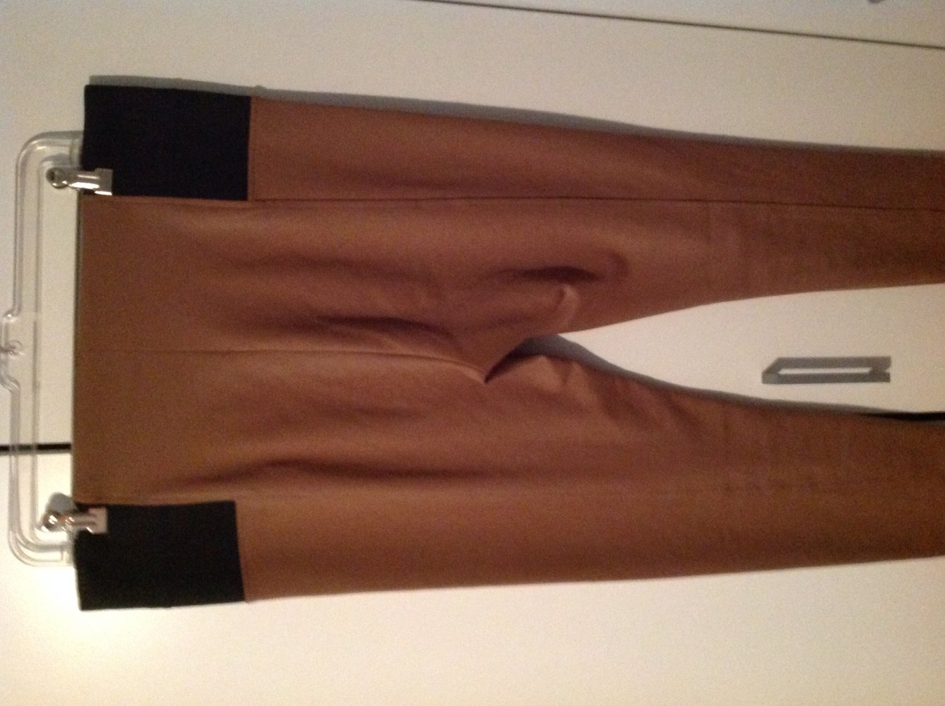 Stretchhose in camel mit seitlichen schwarzen einsätzen