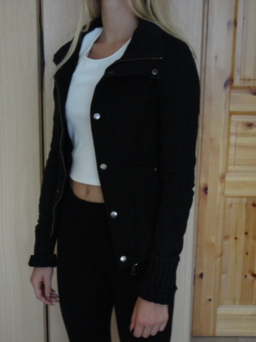 schwarze kuschelige Jacke mit Knöpfen und Reißverschluss