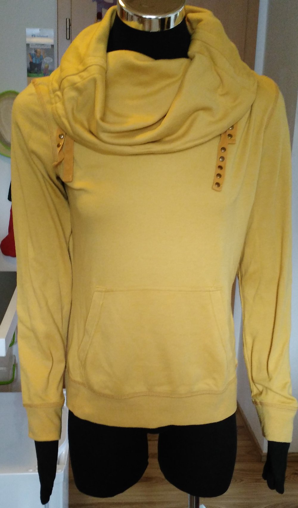 gelber Kragenpulli