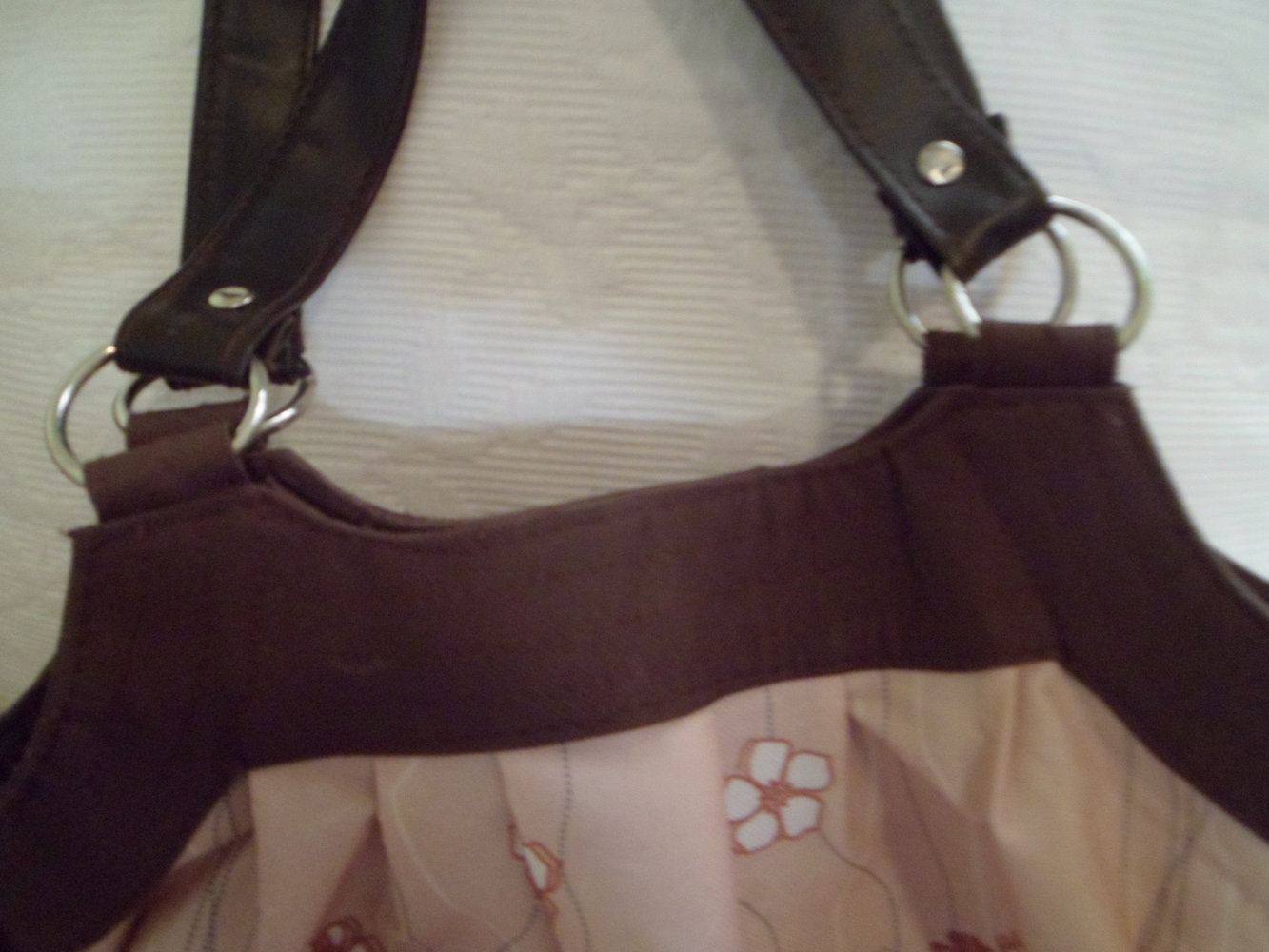 Hellbraune Handtasche mit Blumen, wie neu