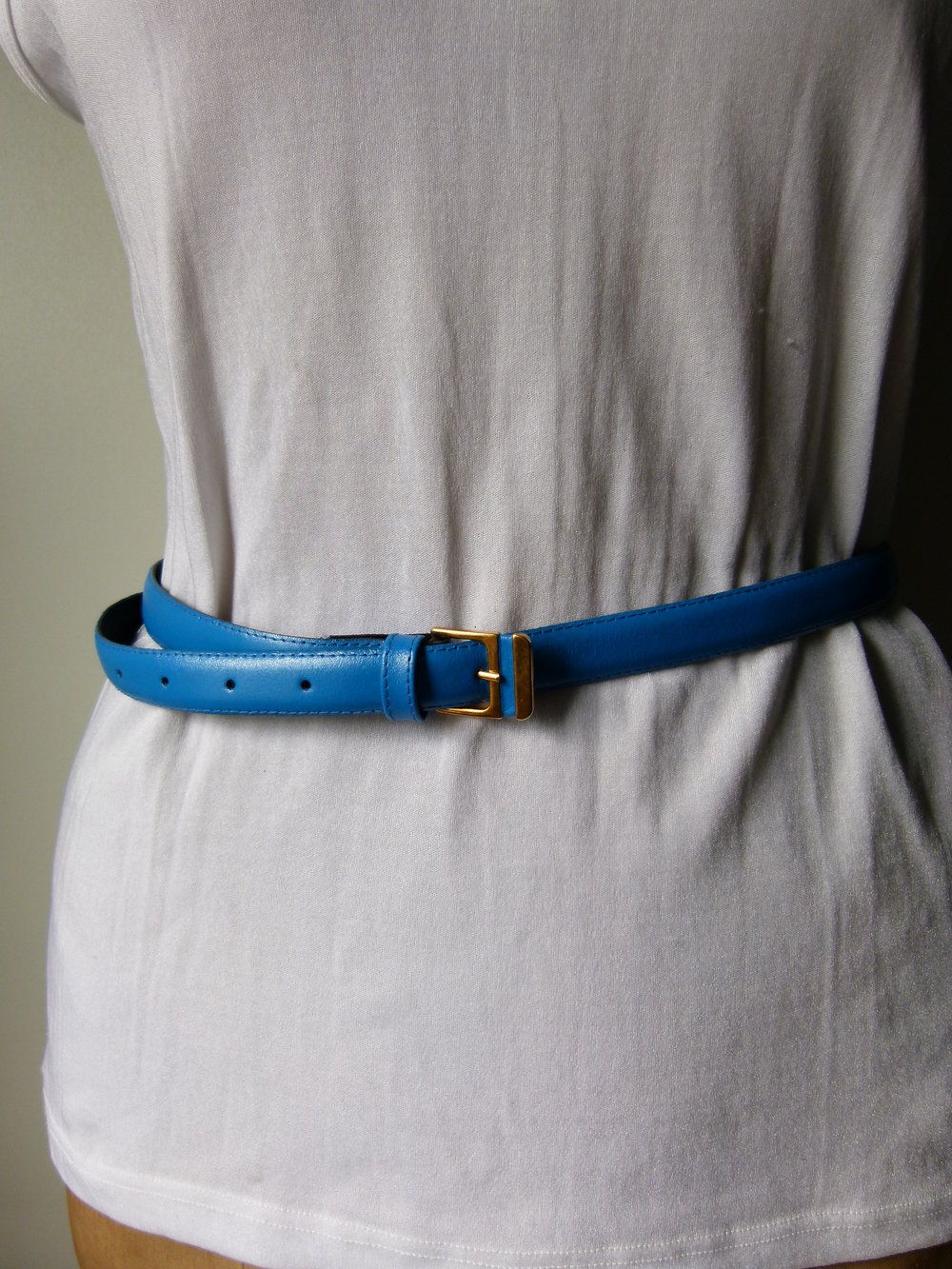 Schmaler Echtleder Gürtel, blau mit goldener Schnalle, Retro Boho Vintage