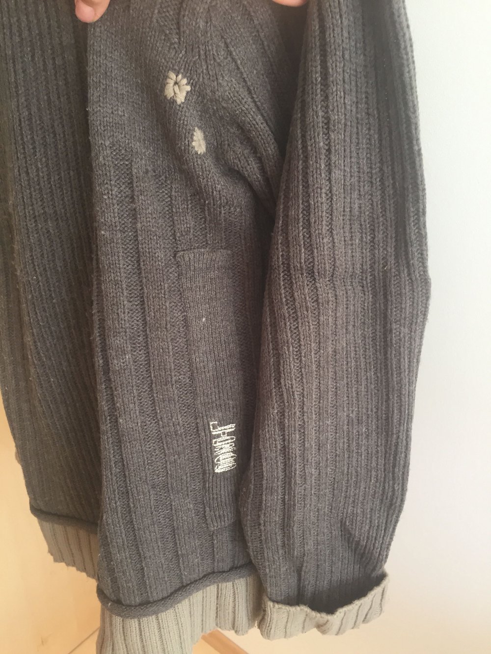 Grau-brauner Pullover