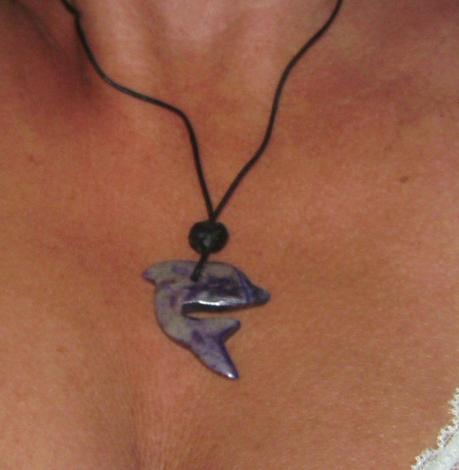 Glück! Delphin, Stein, Lila, Schmuck-Anhänger Halbedelstein Soladithfarben, Lederband, Talisman Energie Choker Kette
