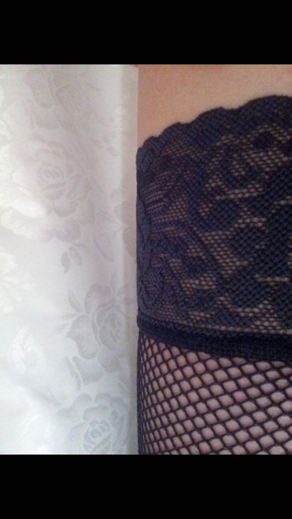 NEU Fein Strümpfe Falke I S/M

Schöne neue Netzstrumpfhose 
Halterlose Overknee- Strümpfe 
mit Spitze, innen mit Silikonstreifen für Halt ohne Strapse 
Wurde für das Foto über 1 Bein gezogen