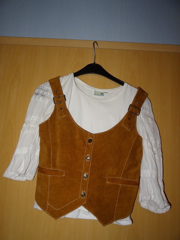 Schöne Weste in Wildleder Optik Gr. 36 Oktoberfest Look dazu weiße Folklore Bluse Gr. 38